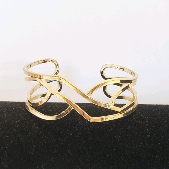 Unique Elegant Gold tone Cuff Bracelet - Picture 1 of 6